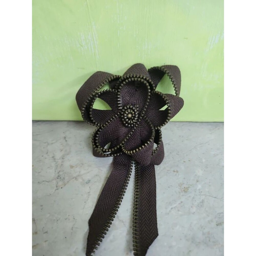 Fliwer zipper brooch pin Avant-garde